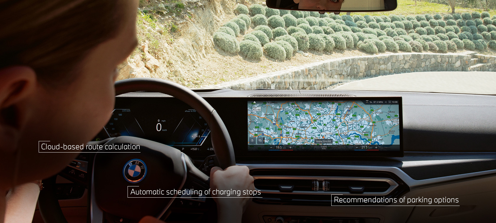 Un bărbat se află la volanul automobilului său BMW şi urmează instrucţiunile de navigaţie oferite de BMW Maps în Control Display Un bărbat se află la volanul automobilului său BMW şi urmează instrucţiunile de navigaţie oferite de BMW Maps în Control Display