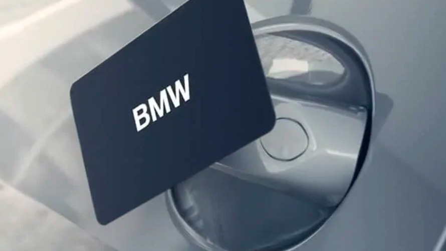 BMW KeyCard Bărbat deschizând automobilul său BMW cu BMW KeyCard drept cheie digitală