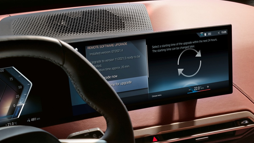 O persoană foloseşte BMW Maps în timp ce conduce şi primeşte date în timp real cu privire la condiţiile de trafic O persoană foloseşte BMW Maps în timp ce conduce şi primeşte date în timp real cu privire la condiţiile de trafic