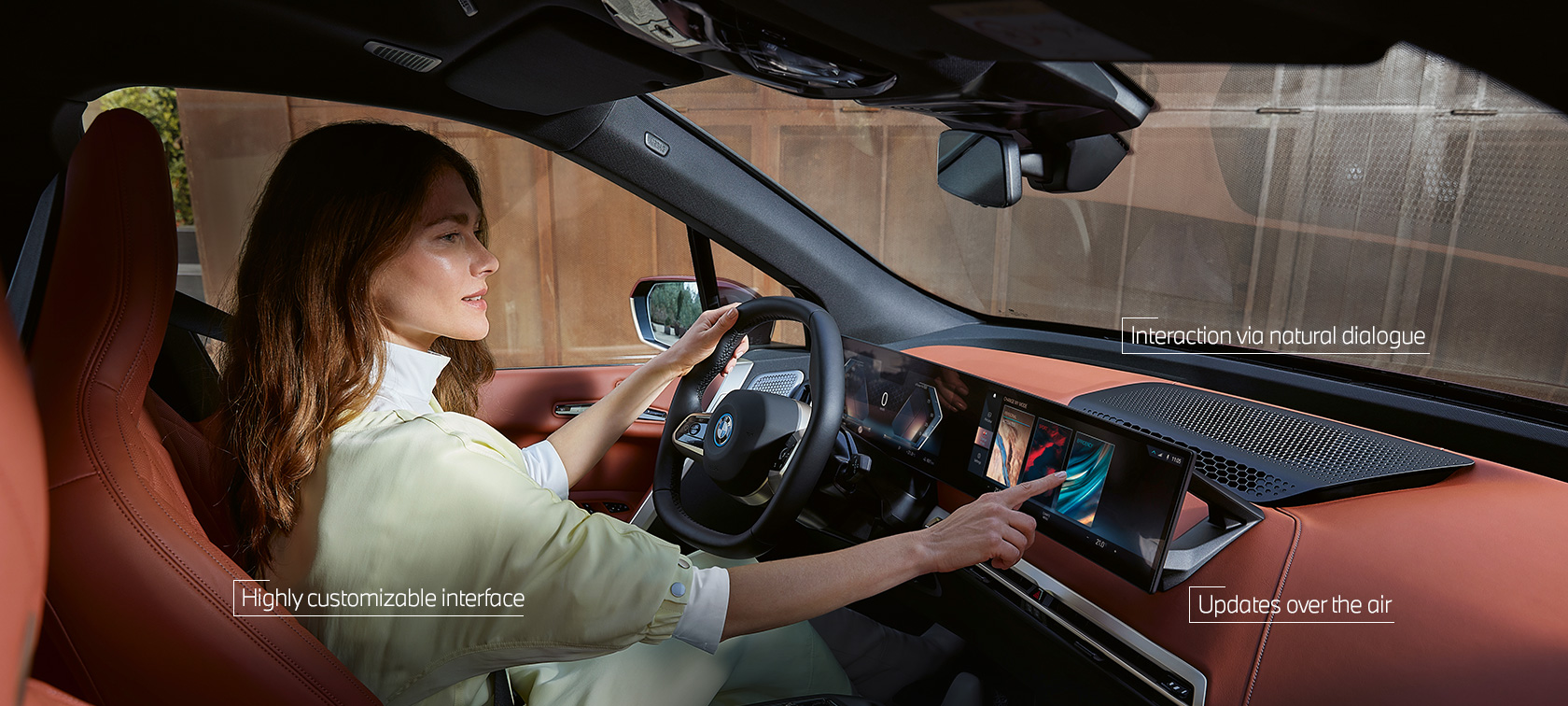 O femeie utilizează MyModes de la BMW iDrive prin intermediul ecranului tactil O femeie utilizează MyModes de la BMW iDrive prin intermediul ecranului tactil