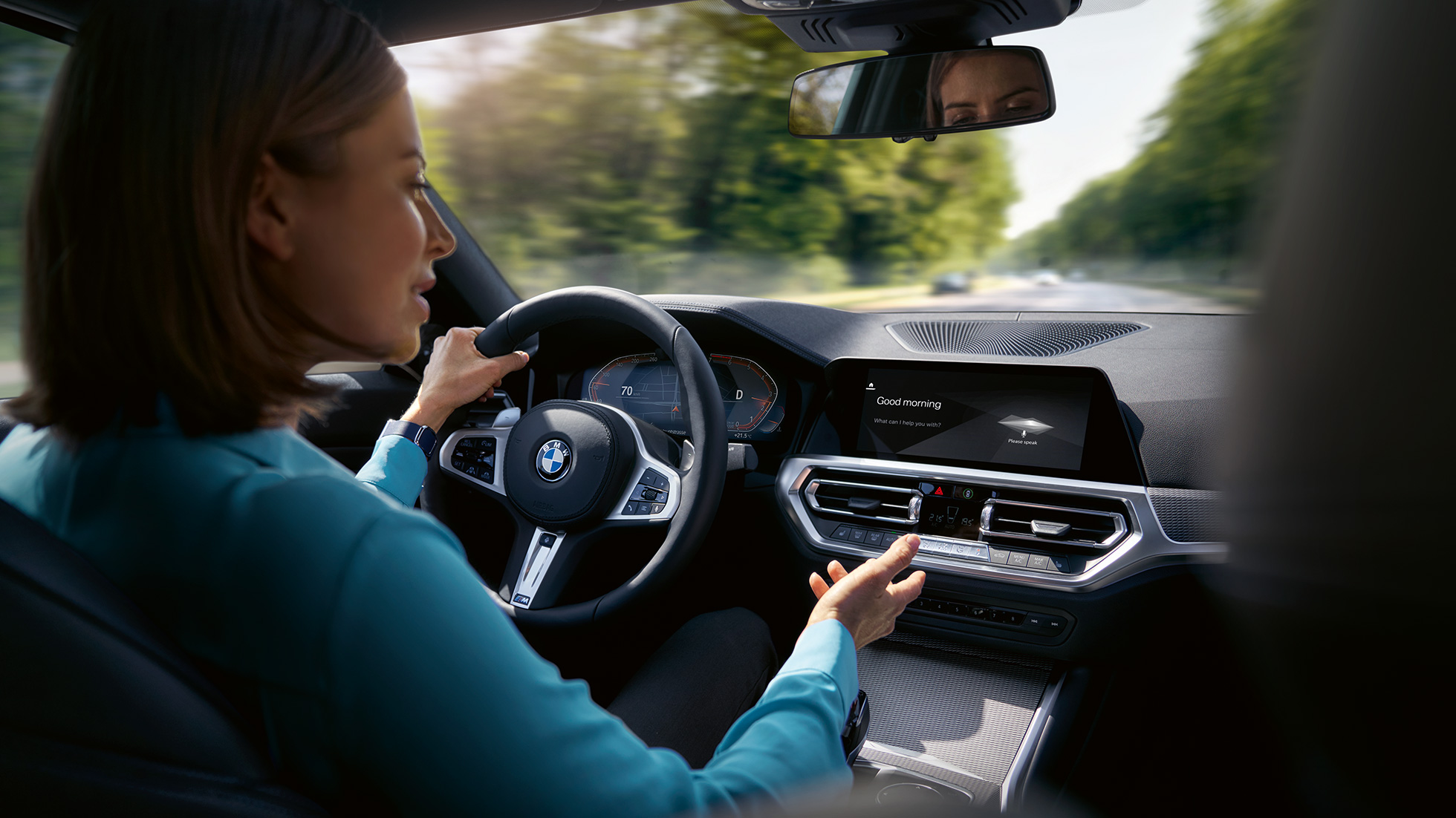 Femeie utilizând Intelligent Personal Assistant în automobilul său BMW Femeie utilizând BMW ConnectedDrive Intelligent Personal Assistant în automobilul său BMW