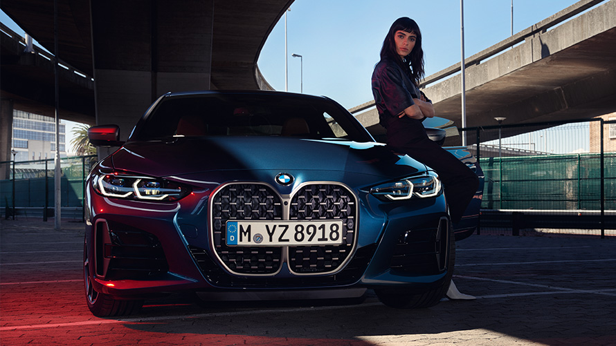 Femeie care se sprijină de un BMW Seria 4 Coupé Femeie care se sprijină de un BMW Seria 4 Coupé