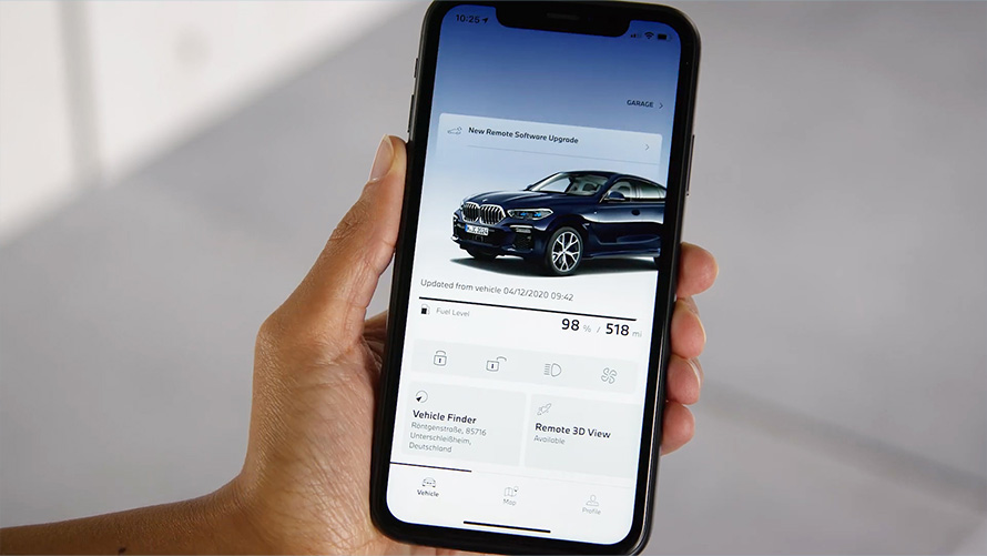 Un smartphone cu aplicaţia My BMW deschisă într-o mână Remote Software Upgrade Un smartphone cu aplicaţia My BMW deschisă într-o mână