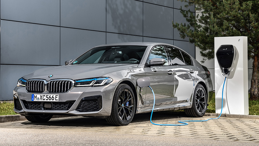 Un BMW Seria 5 Sedan se încarcă la un sistem Wallbox Remote Software Upgrade Un BMW Seria 5 Sedan se încarcă la un sistem Wallbox