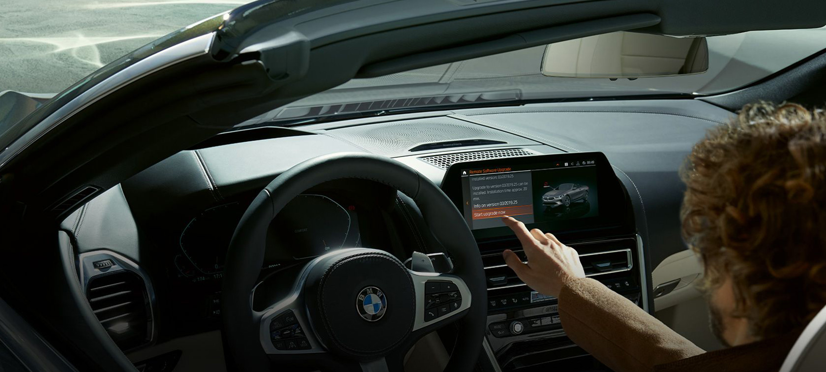 BMW Remote Software Upgrade Bărbat în interiorul BMW pornind Remote Software Upgrade de la BMW