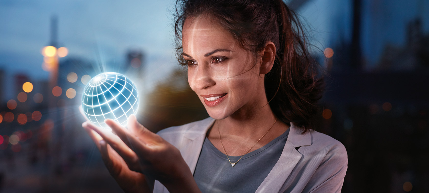 Funcţii BMW ConnectedDrive O femeie ţinând globul BMW ConnectedDrive în mâini