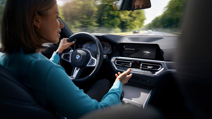 „BMW Intelligent Personal Assistant”: Expertul în automobile BMW O femeie conducând un automobil BMW şi folosind Expertul în automobile
