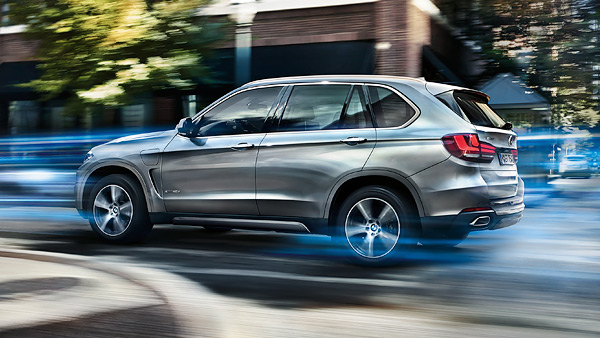 Imagine cu partea laterală a unui model BMW iPerformance. Imagine cu partea laterală a unui model BMW iPerformance.