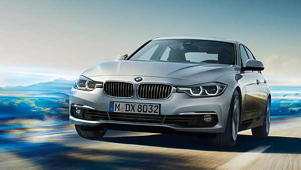 Imagine cu trei sferturi din partea frontală a unui automobil BMW iPerformance. Imagine cu trei sferturi din partea frontală a unui automobil BMW iPerformance.