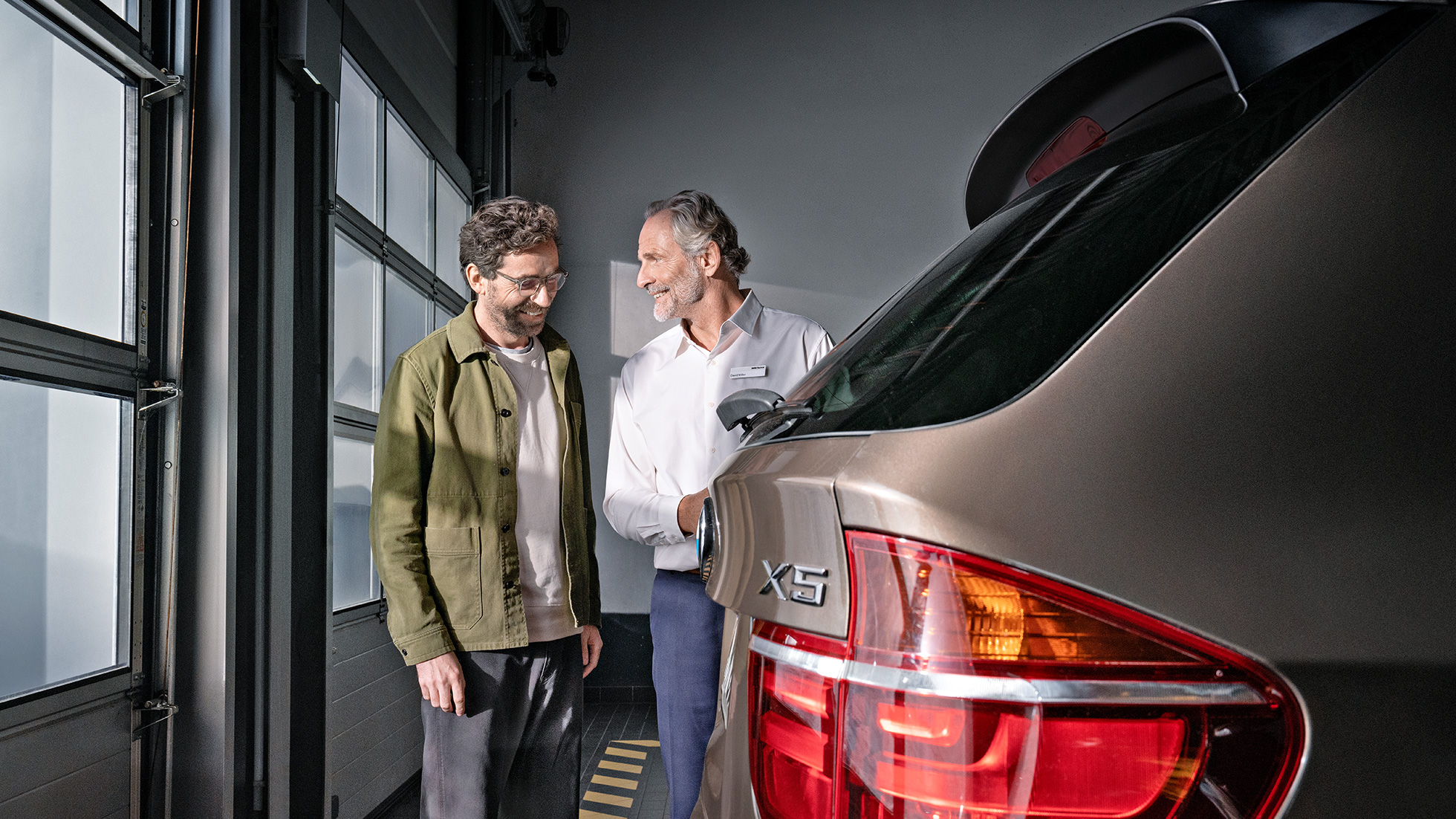 BMW Service Inclusive Client care aşteaptă rezolvarea formalităţilor pachetului BMW Service Inclusive într-o cenrtu de service BMW