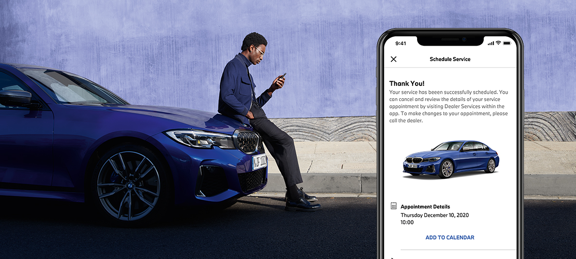 Aplicaţia My BMW gestionarea experienţei mele în service bărbat care stă pe capota unui automobil BMW Aplicaţia My BMW gestionarea experienţei mele în service bărbat care stă pe capota unui automobil BMW