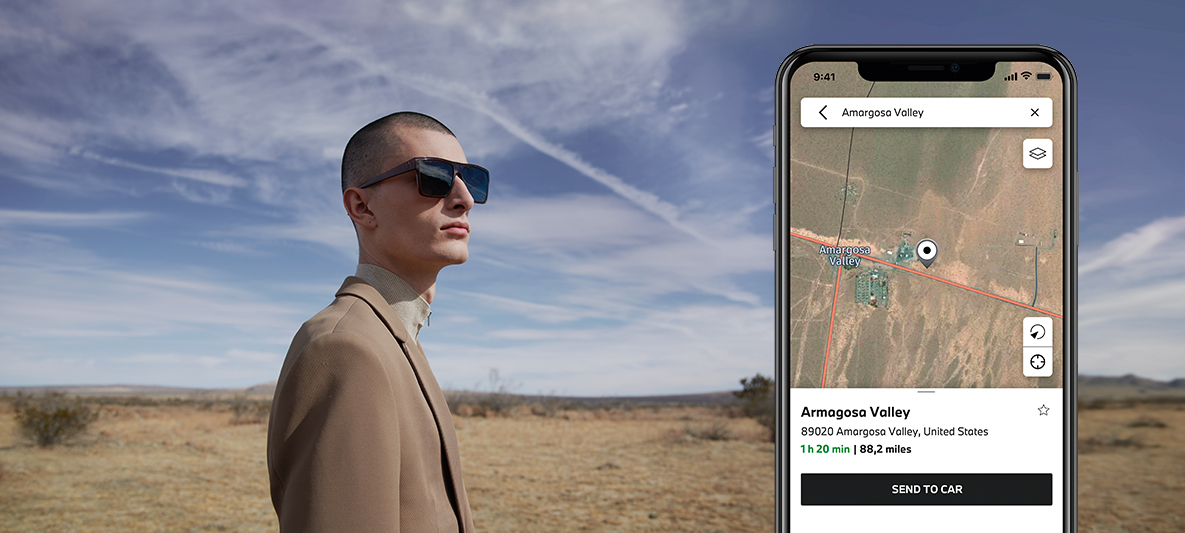Aplicaţia My BMW gestionarea deplasărilor şi trimitere destinaţie la automobil bărbat în deşert Aplicaţia My BMW gestionarea deplasărilor şi trimitere destinaţie la automobil bărbat în deşert