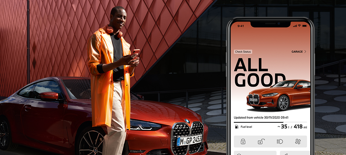 Aplicaţia My BMW gestionarea stării automobilului meu bărbat cu smartphone în faţa unui BMW Seria 2 Coupé Aplicaţia My BMW gestionarea stării automobilului meu bărbat cu smartphone în faţa unui BMW Seria 2 Coupé