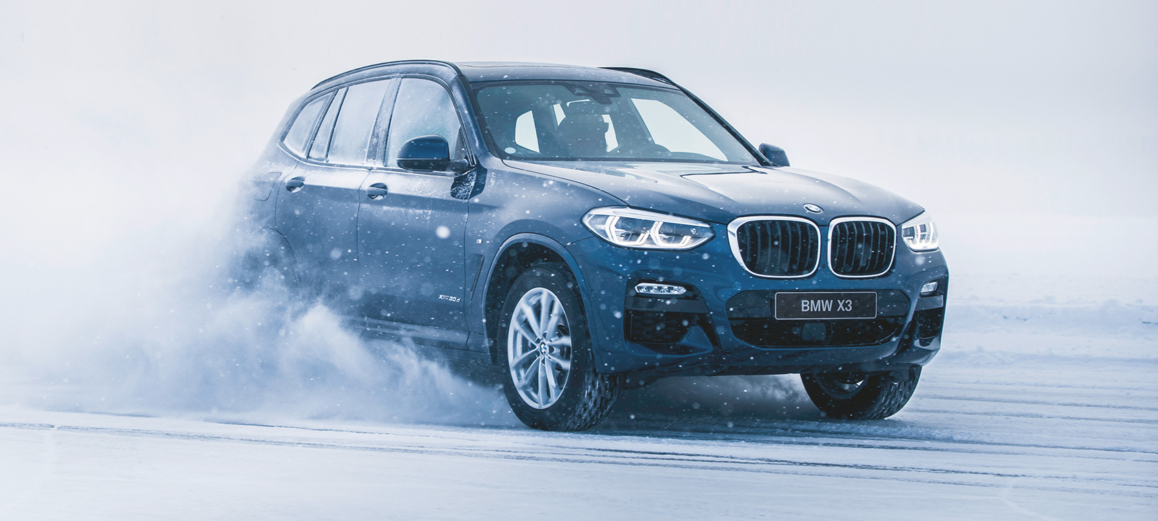 Accesorii BMW pentru toamnă şi iarnă Imagine cu trei sferturi din partea frontală a BMW X3 în zăpadă