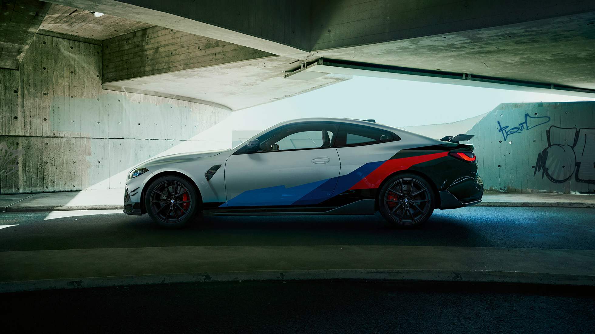 Imagine cu partea laterală a BMW M4 G82 Imagine cu partea laterală a BMW M4 G82, cu accesorii BMW M Performance