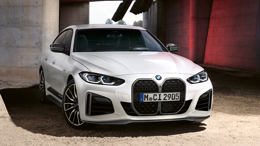 Imagine cu trei sferturi din partea frontală a BMW Seria 4 Gran Coupé; G26 ICE Imagine cu trei sferturi din partea frontală a BMW Seria 4 Gran Coupé; G26 cu accesorii BMW M Performance