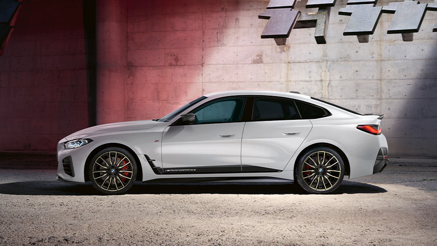 Imagine din partea laterală a BMW Seria 4 Gran Coupé; G26 ICE Imagine din partea laterală a BMW Seria 4 Gran Coupé; G26 ICE cu accesorii BMW M Performance