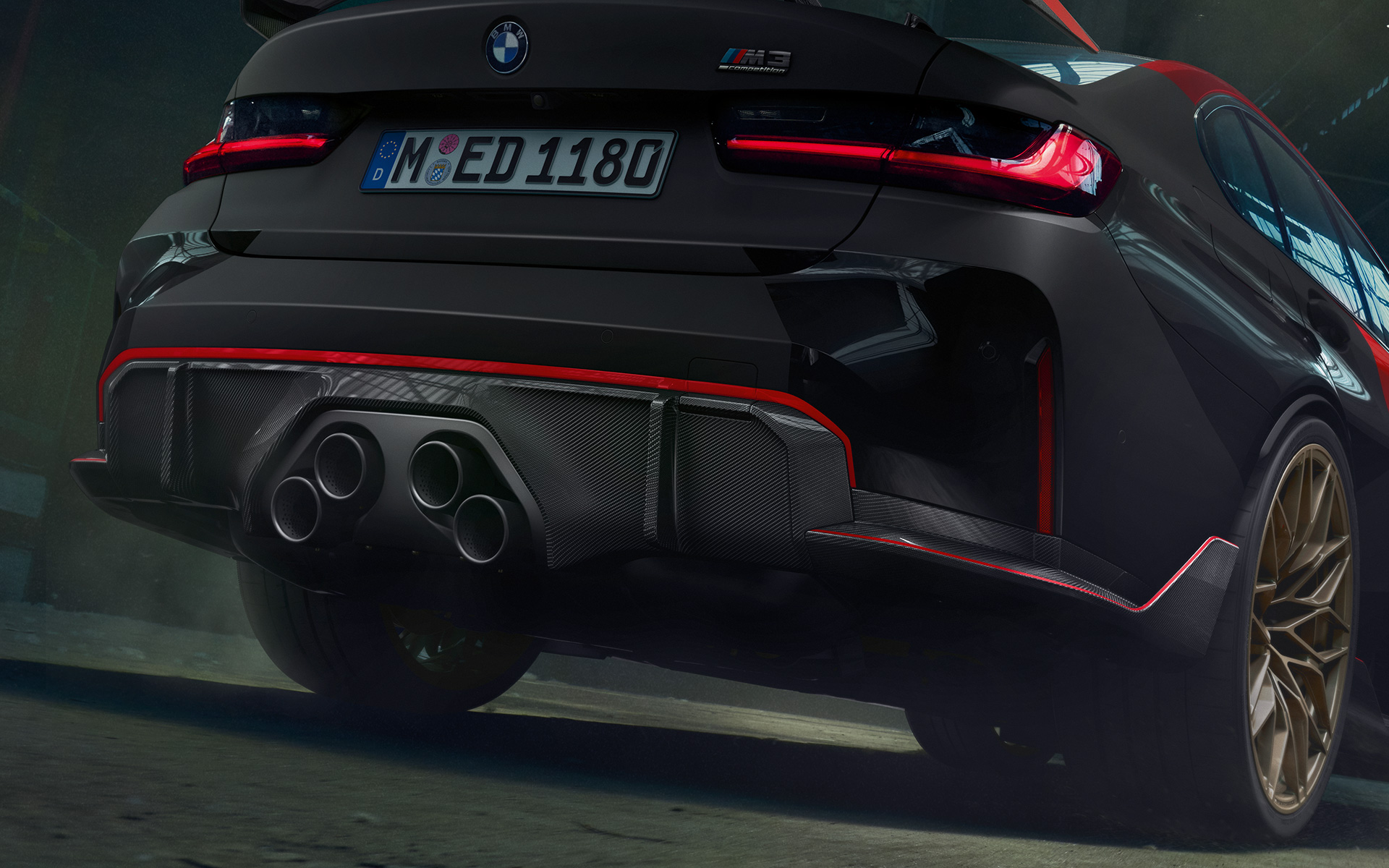 Imagine cu trei sferturi din partea spate a BMW M3 G80 Imagine cu trei sferturi din partea spate a BMW M3 G80, cu accesorii BMW M Performance