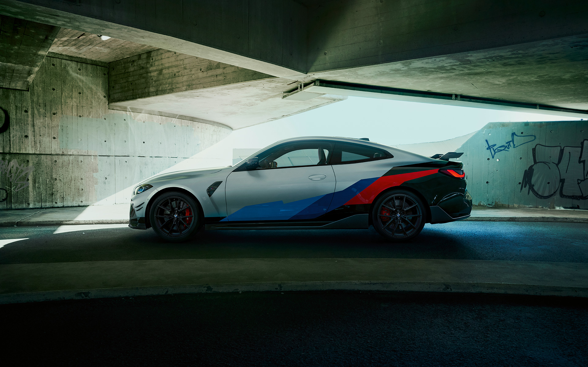 Imagine cu partea laterală a BMW M4 G82 Imagine cu partea laterală a BMW M4 G82, cu accesorii BMW M Performance