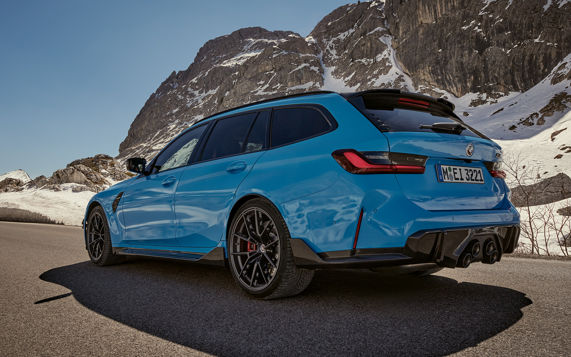 BMW M3 Touring G81 Accesorii BMW M Performance imagine cu trei sferturi din partea laterală în deplasare BMW M3 Touring G81 Accesorii BMW M Performance imagine cu trei sferturi din partea laterală în deplasare într-un peisaj montan