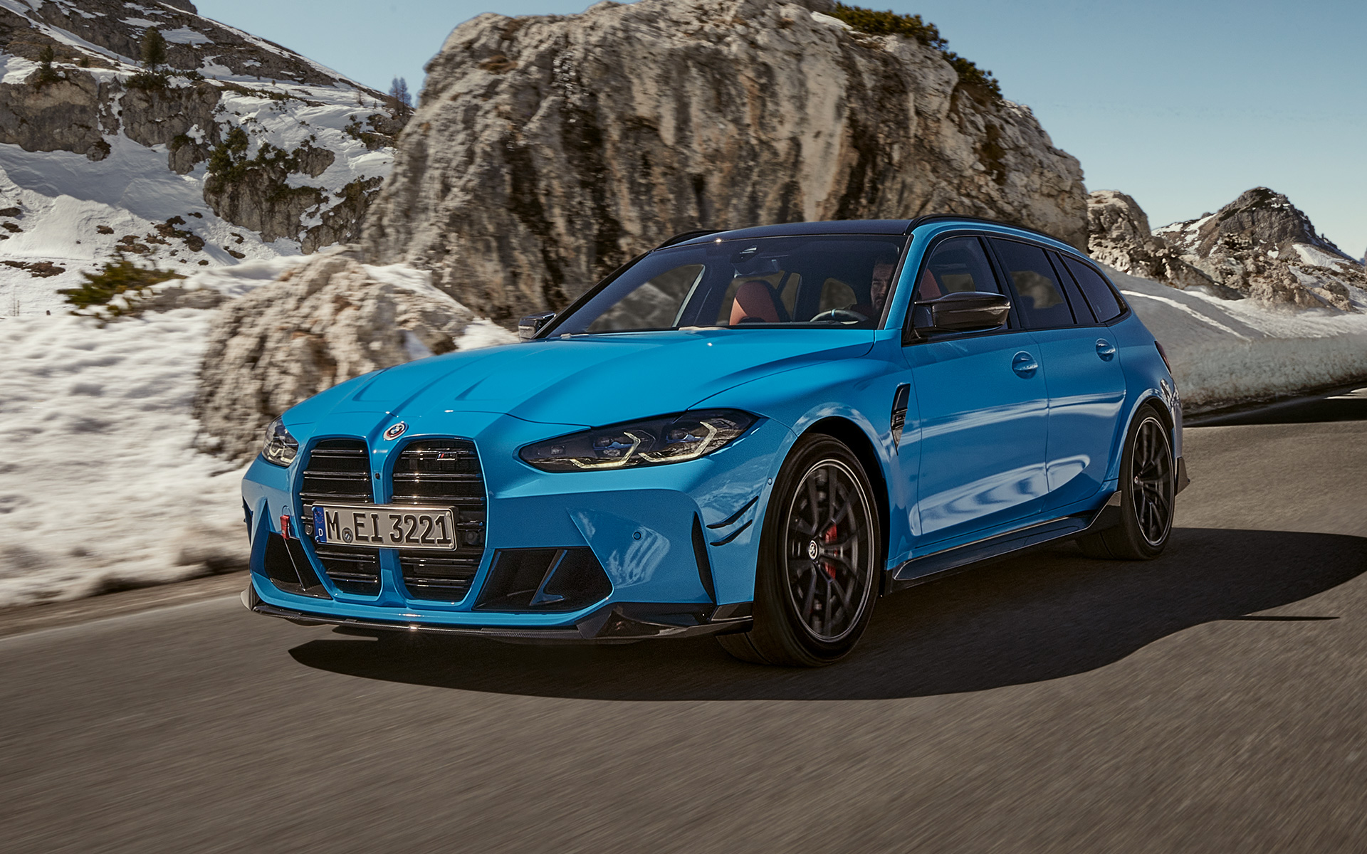 BMW M3 Touring G81 Accesorii BMW M Performance imagine cu trei sferturi din partea frontală în deplasare BMW M3 Touring G81 Accesorii BMW M Performance imagine cu trei sferturi din partea frontală în deplasare într-un peisaj montan