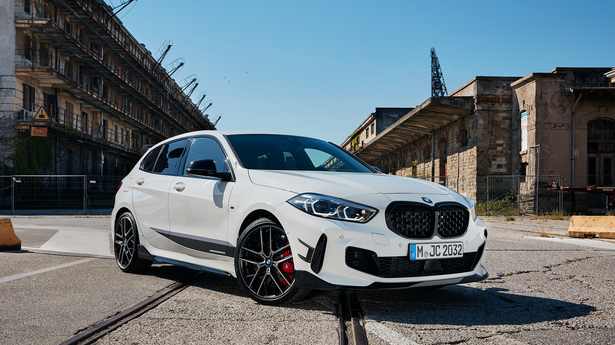 BMW M135i xDrive cu accesorii BMW M Performance, design 02 BMW M135i xDrive cu accesorii BMW M Performance, design 02