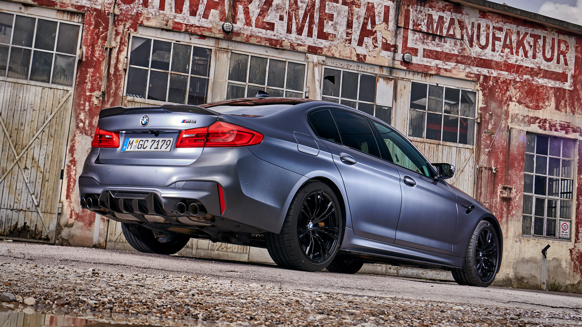 Spoiler spate BMW M Performance Pro din fibră de carbon. Spoiler spate cu design BMW M Performance Pro din fibră de carbon.