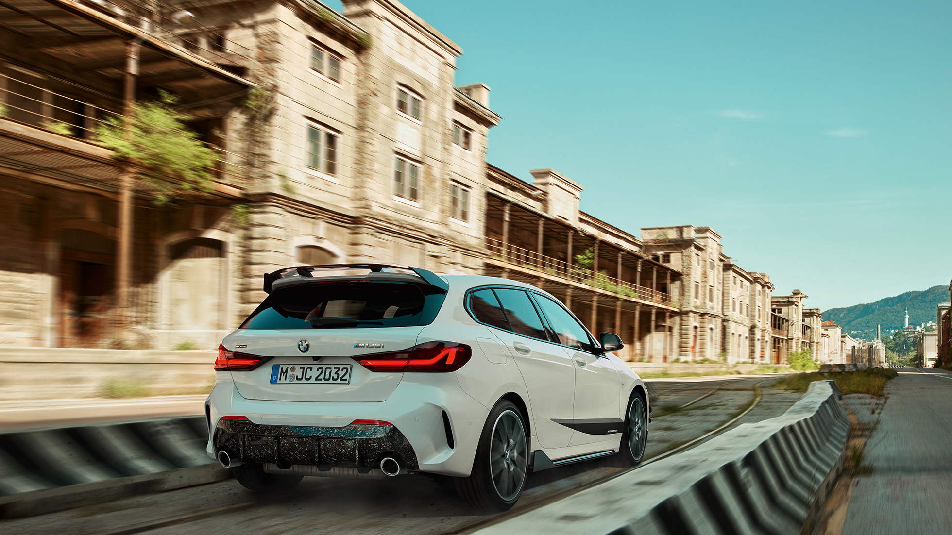 BMW M135i xDrive, F40, cu accesorii BMW M Performance Imagine cu partea spate a BMW M135i xDrive, F40, cu accesorii BMW M Performance