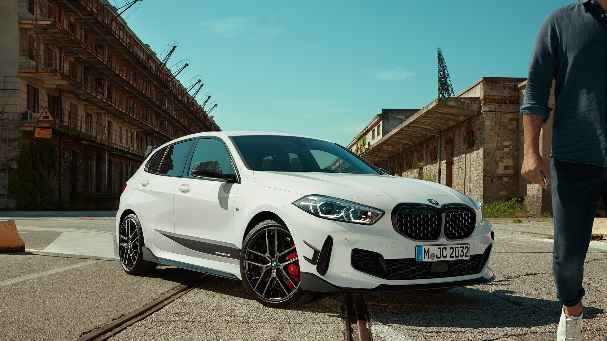 BMW M135i xDrive, F40, cu accesorii BMW M Performance Imagine cu trei sferturi din partea frontală a BMW M135i xDrive, F40, cu accesorii BMW M Performance