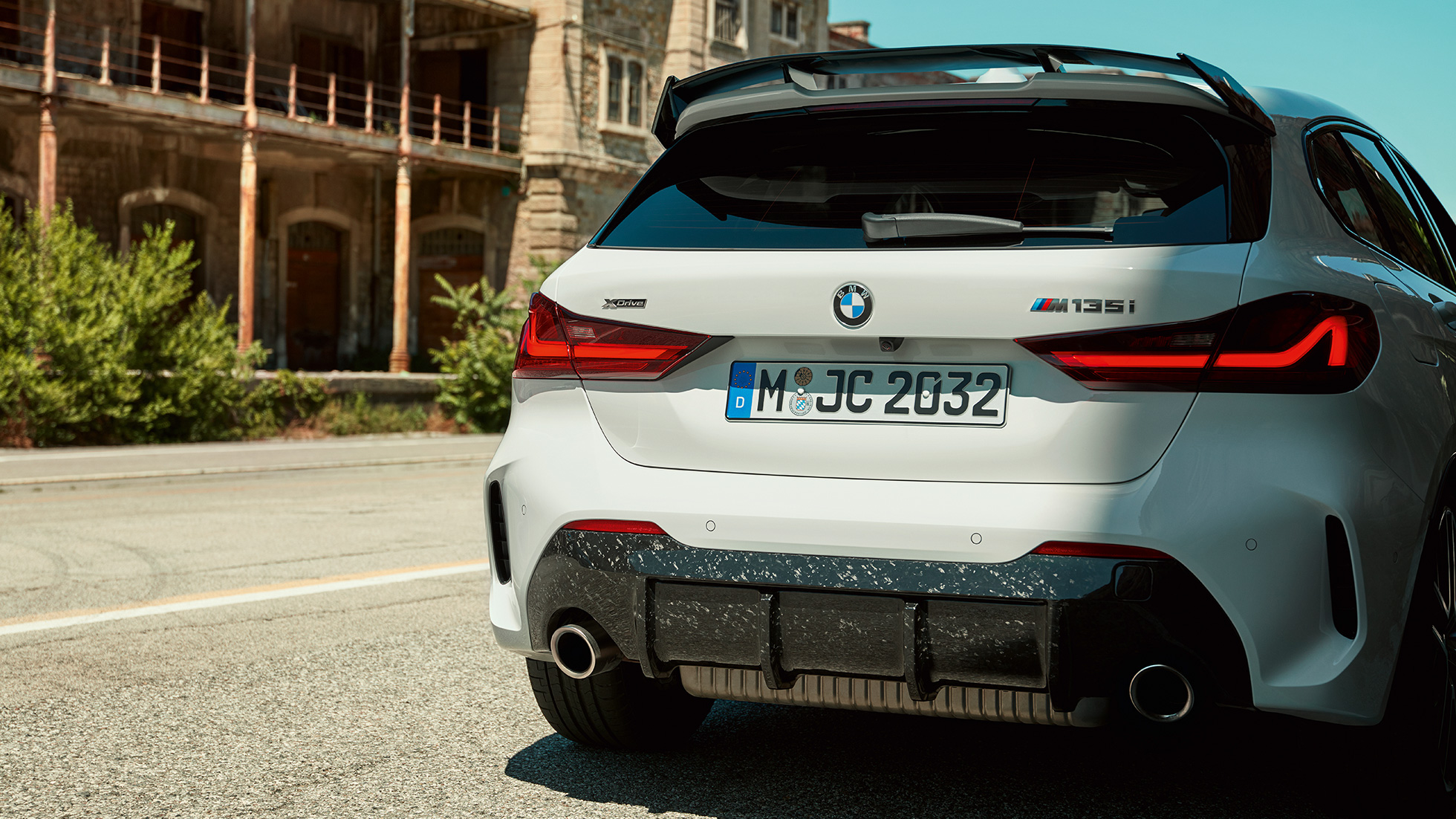 BMW M135i xDrive, F40, cu accesorii BMW M Performance Imagine cu partea spate a BMW M135i xDrive, F40, cu accesorii BMW M Performance