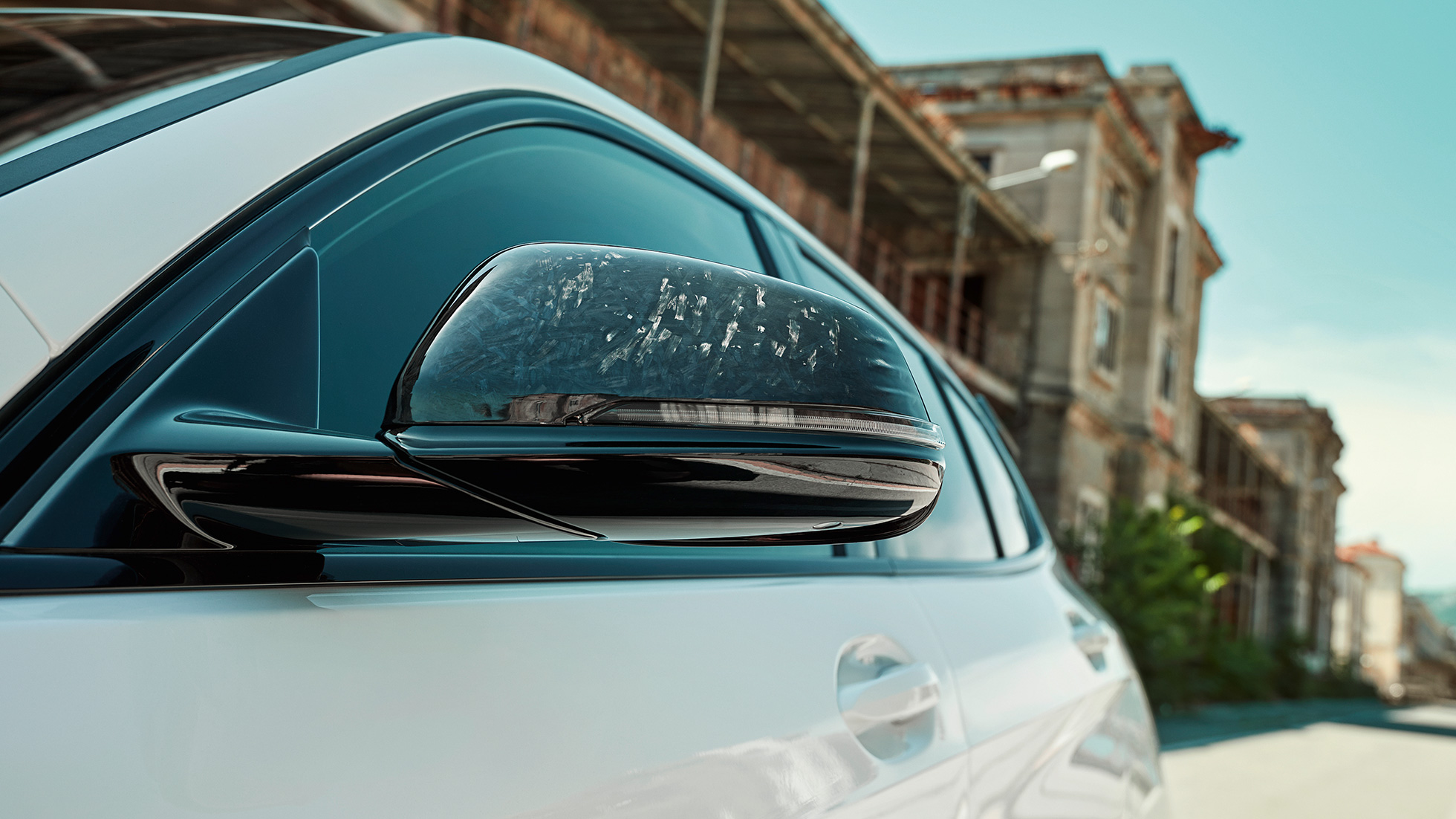Oglinzile exterioare BMW M Performance ale BMW M135i xDrive, F40 Imagine în prim plan cu oglinzile exterioare BMW M Performance ale BMW M135i xDrive, F40