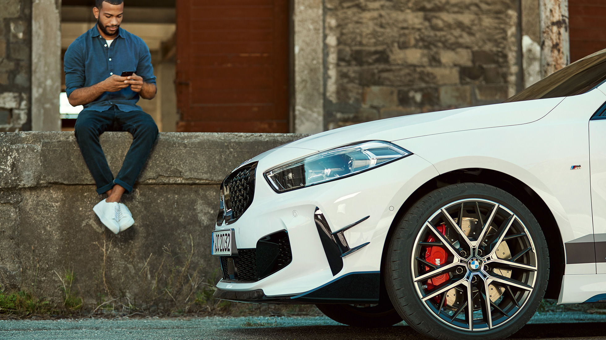 Partea frontală a BMW M135i xDrive, F40, cu accesorii BMW M Performance Imagine în prim plan cu partea frontală a BMW M135i xDrive, F40, cu accesorii BMW M Performance
