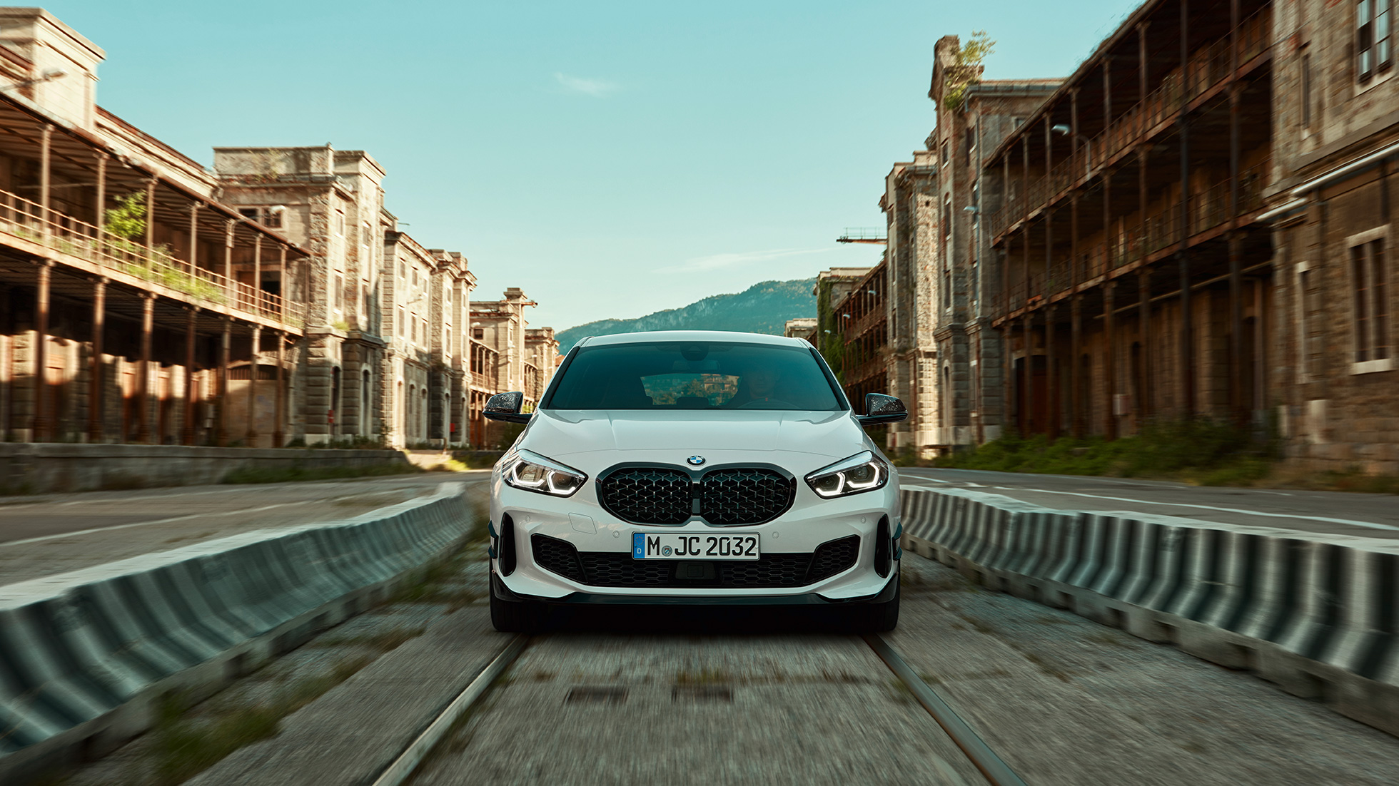 BMW M135i xDrive, F40, cu accesorii BMW M Performance Imagine cu partea frontală a BMW M135i xDrive, F40, cu accesorii BMW M Performance