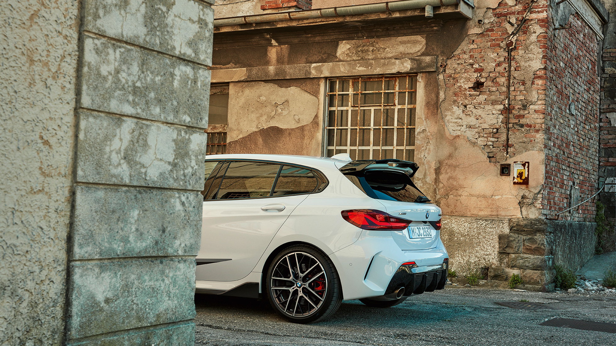 Partea spate a BMW M135i xDrive, F40, cu accesorii BMW M Performance Imagine în detaliu cu partea spate a BMW M135i xDrive, F40, cu accesorii BMW M Performance