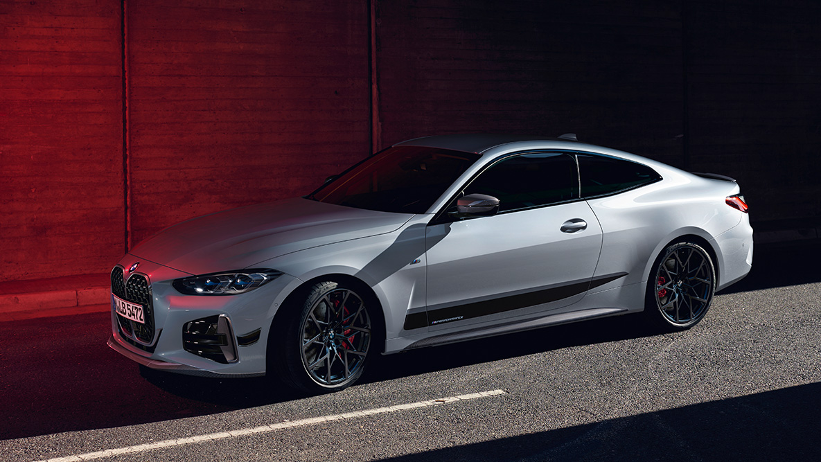 BMW Seria 4 Coupé, G22, cu accesorii BMW M Performance Imagine cu partea laterală a BMW Seria 4 Coupé, G22, cu accesorii BMW M Performance