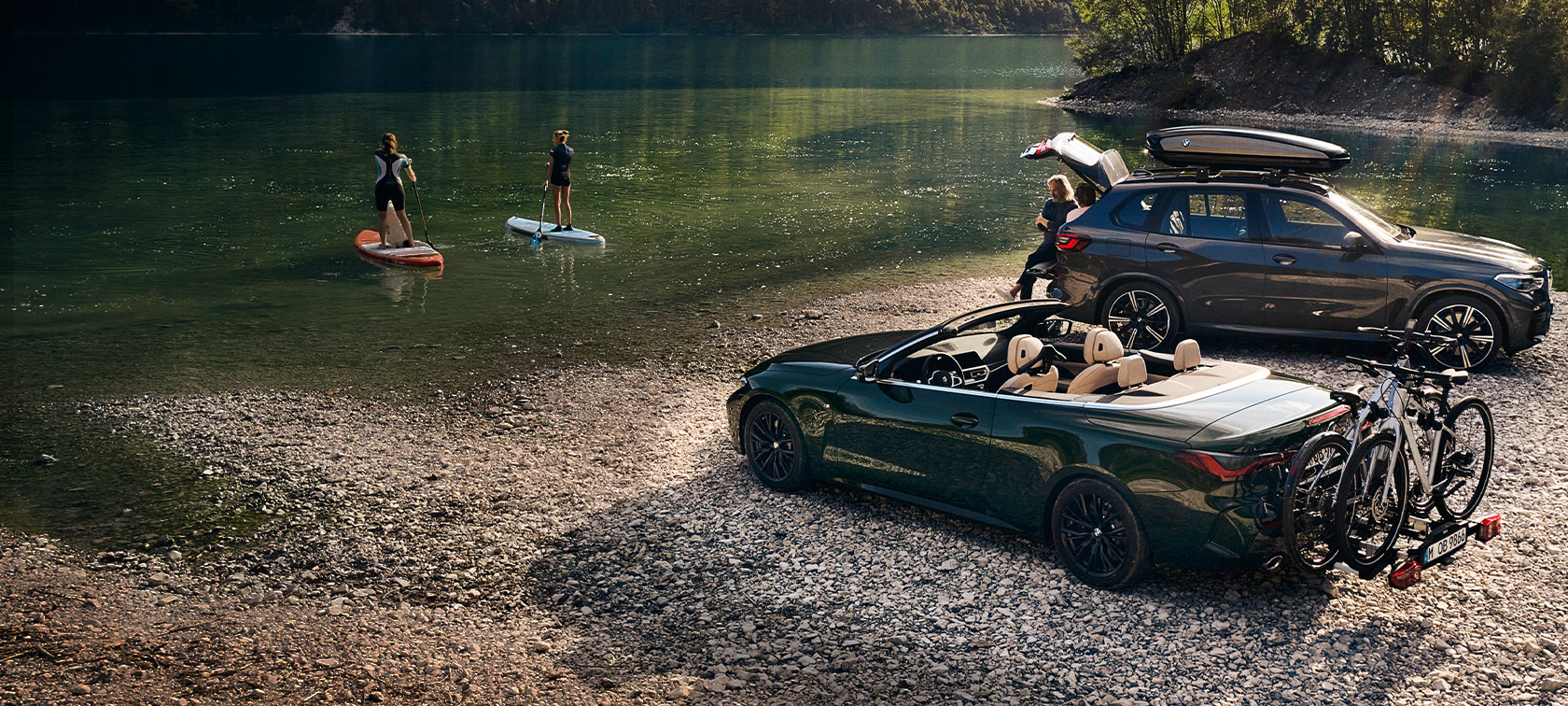 Automobile BMW care se află în faţa unui lac şi a unui peisaj montan Accesorii BMW pentru primăvară/vară Automobile BMW care se află în faţa unui lac şi a unui peisaj montan