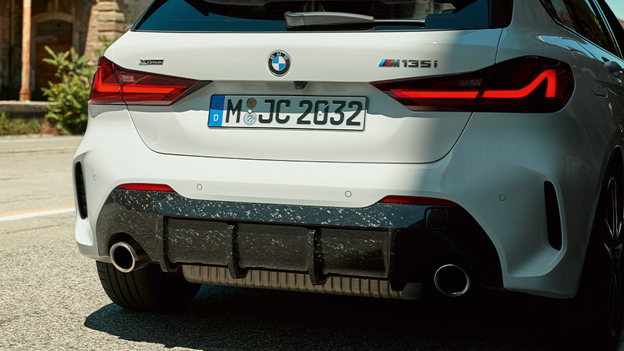 Difuzor aerodinamic spate BMW M Performance din fibră de carbon Imagine cu difuzorul aerodinamic spate BMW M Performance din fibră de carbon, oferte de vară BMW