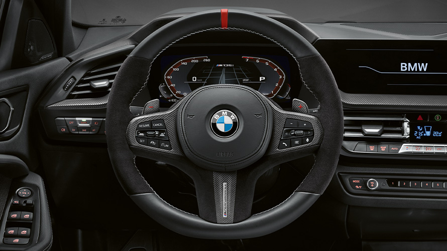 Volan BMW M Performance Imagine cu volanul BMW M Performance din combinaţie fibră de carbon/ Alcantara, oferte de vară BMW