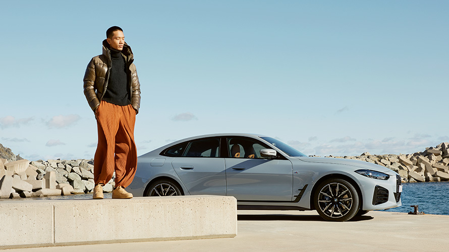 BMW in front of summer setting with model BMW Service Inclusive