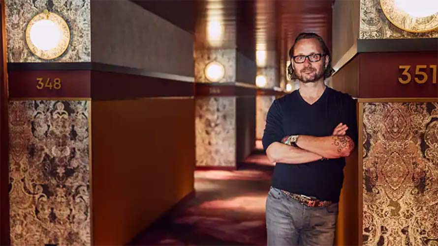 Daniel Mani în holul hotelului „The Hide” din Films. Interiorul a fost proiectat de studioul de design suedez Stylt Trampoli AB.