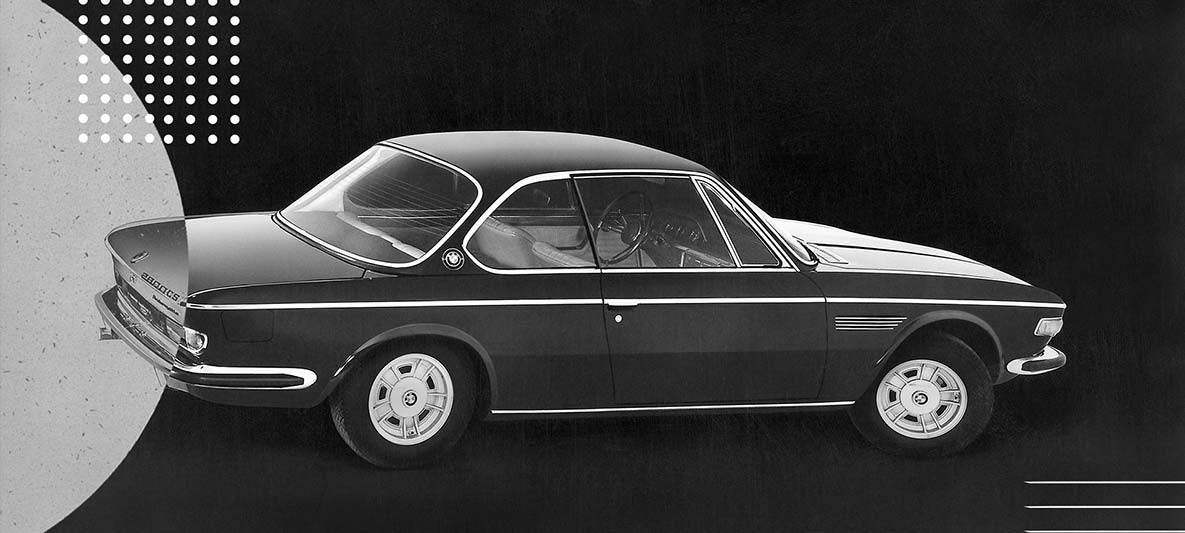 Forma alungită a BMW 2800 CS îi conferă un aspect atât sportiv, cât şi elegant, chiar şi atunci când staţionează. Acest model include şi faimosul element de design „Hofmeister kink”. Forma alungită a BMW 2800 CS îi conferă un aspect atât sportiv, cât şi elegant, chiar şi atunci când staţionează. Acest model include şi faimosul element de design „Hofmeister kink”.