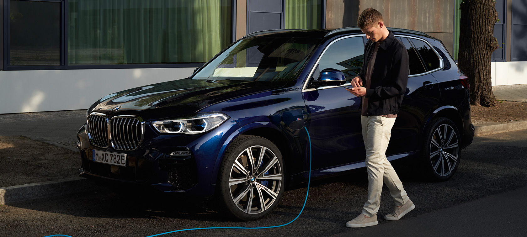 Aplicaţia My BMW controlează de la distanţă automobilul meu femeie care face sărituri în apă îngheţată Aplicaţia My BMW controlează de la distanţă automobilul meu femeie care face sărituri în apă îngheţată