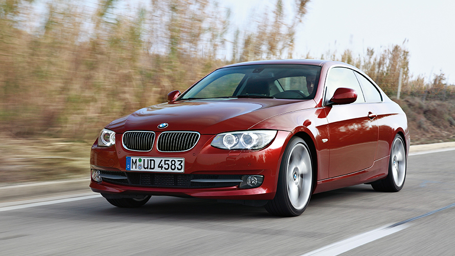 Un automobil BMW Seria 3 rulând pe şosea. Un automobil BMW Seria 3 rulând pe şosea.