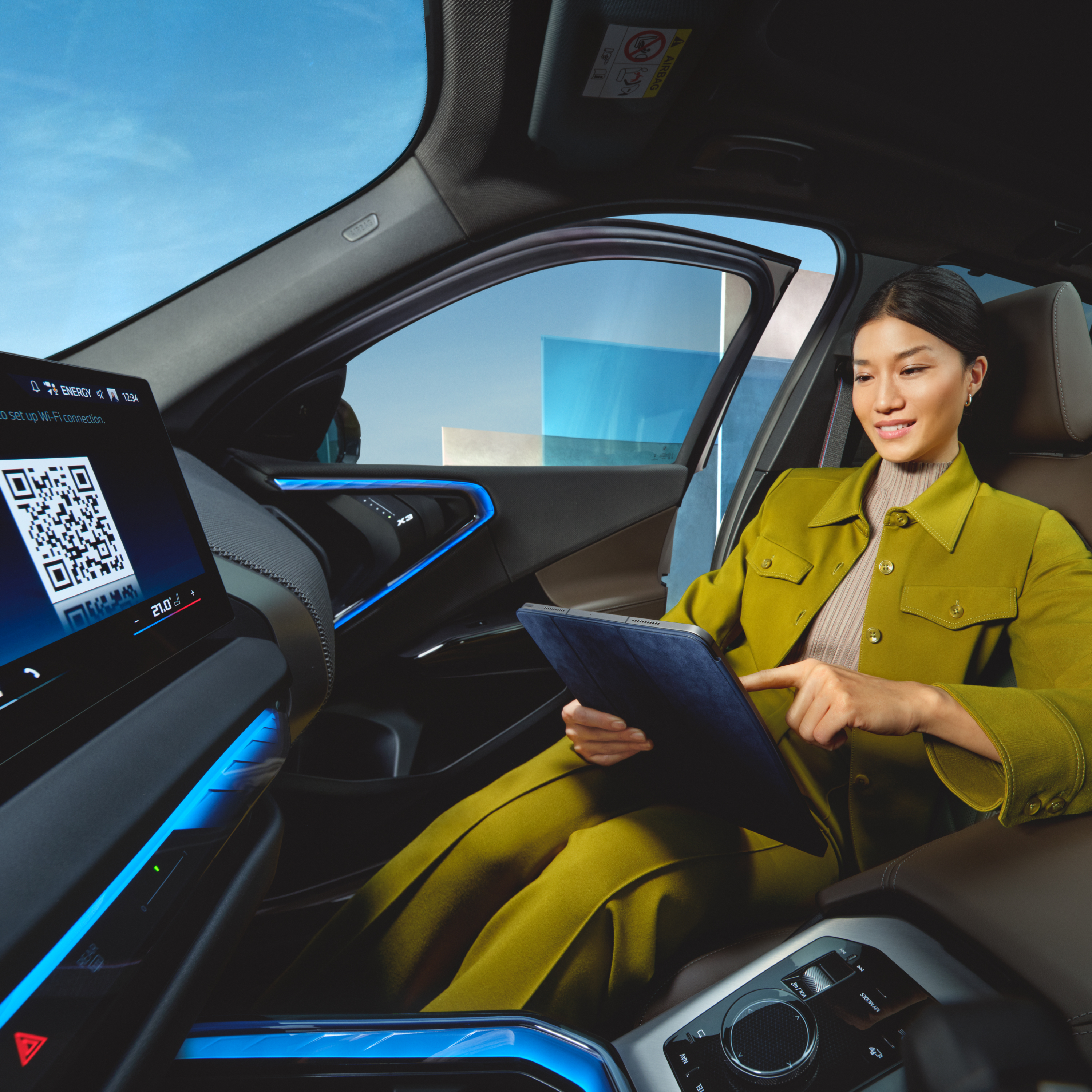 Persoană folosind o tabletă într-un automobil BMW