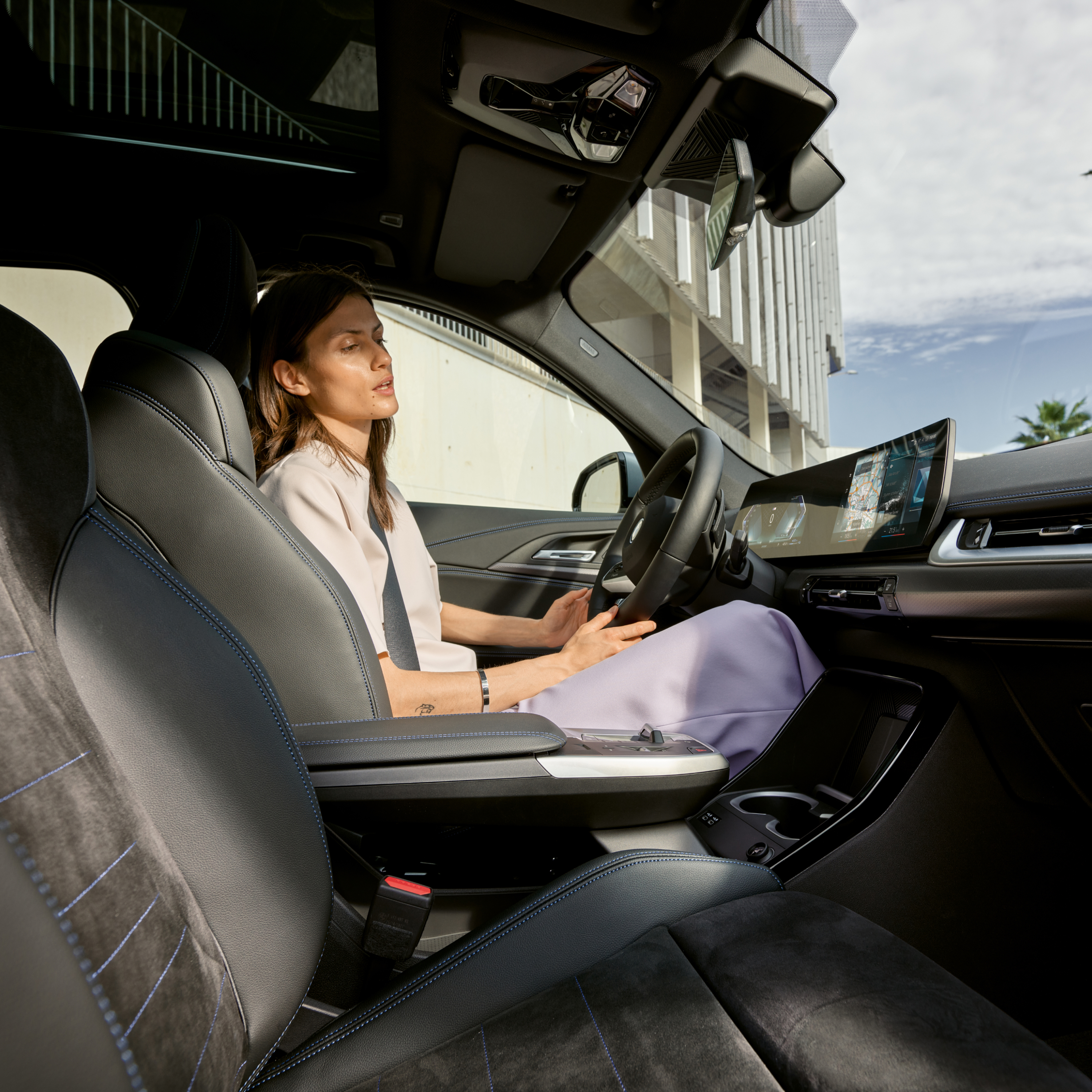 Persoană care se uită la displayul de control al automobilului BMW