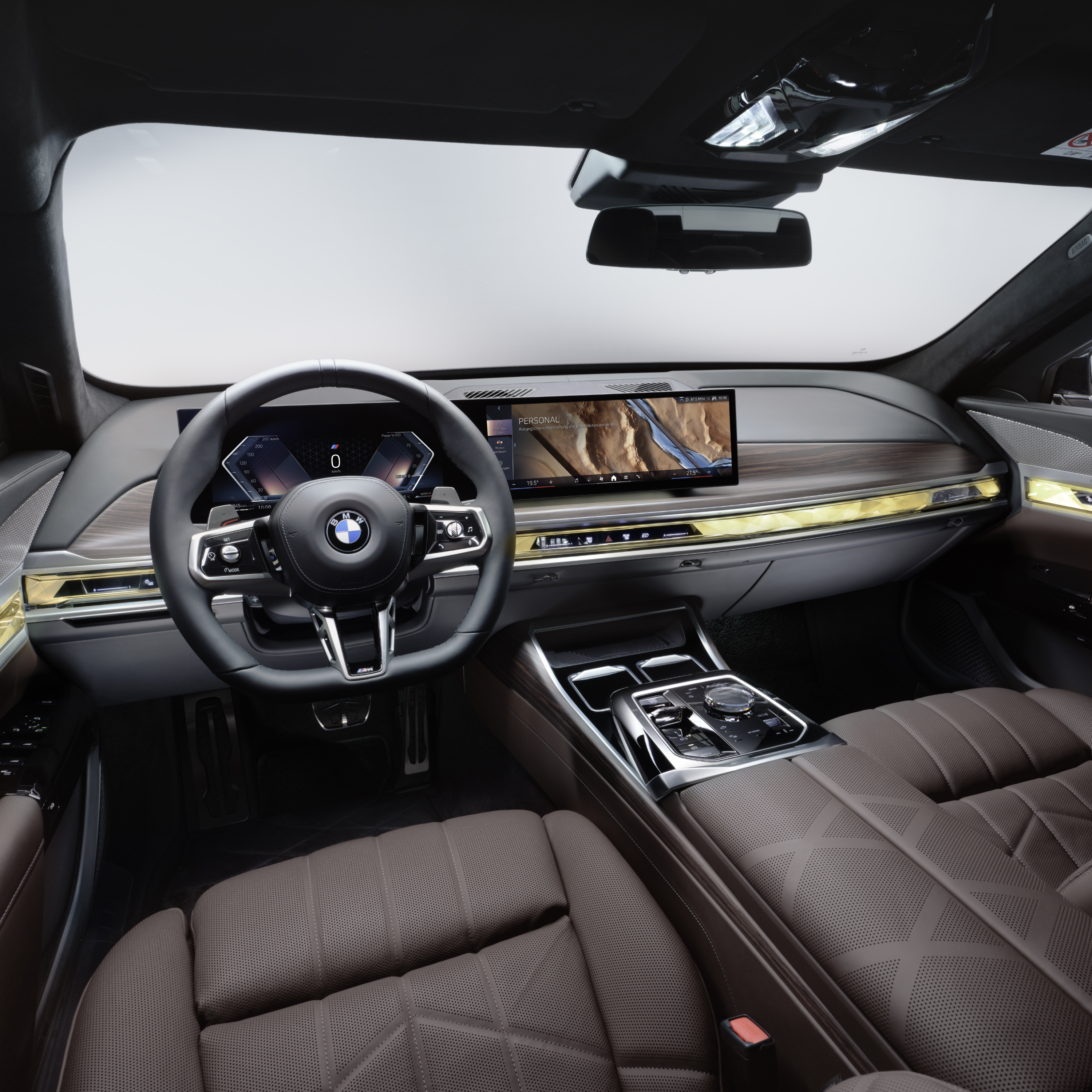 Habitaclu BMW cu volan şi ecran