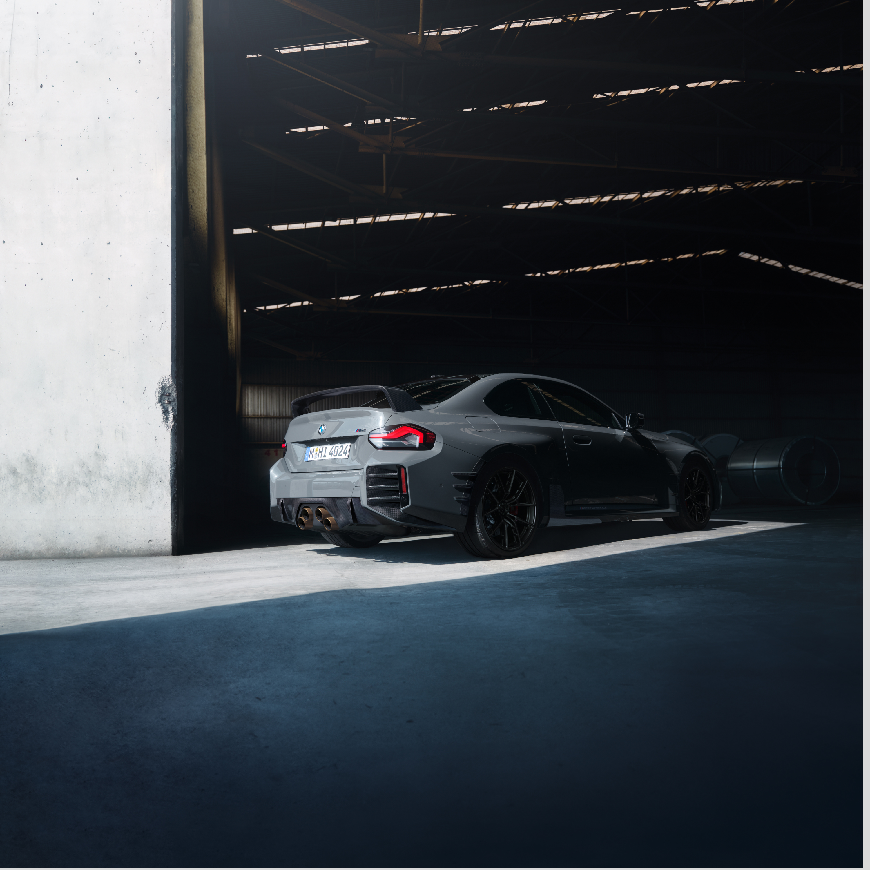 Un automobil BMW stă la intrarea într-o sală mare