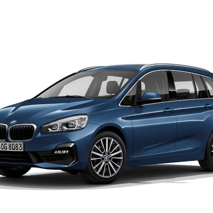 Imagine cu trei sferturi din partea frontală a BMW 218i Gran Tourer, F46 Facelift 2018, în Albastru Phytonic
