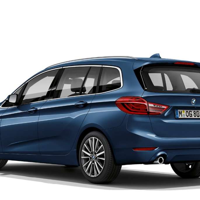 Imagine cu trei sferturi din partea spate a BMW 218i Gran Tourer, F46 Facelift 2018, în Albastru Phytonic