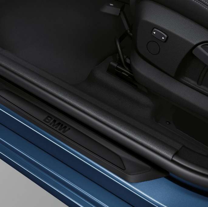 Imagine cu pragurile portierelor BMW 218i Gran Tourer, F46, 2018, în Albastru Medieterranean metalizat, model Advantage